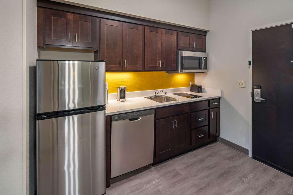 Mainstay Airport Hotel
